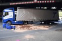 LKW blieb unter Bruecke haengen Koeln Ehrenfeld Innere Kanalstr Hornstr P260